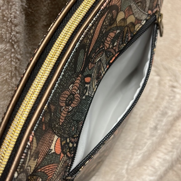 SAKROOTS Artist Circle City Crossbody - Picture 12 of 17